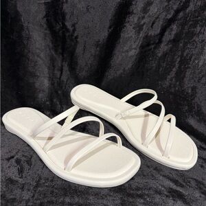 NWOT REEF WHITE SANDALS